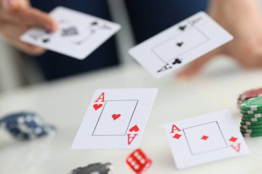 Poker, kumar ve kumarhane için kağıt oynamak.