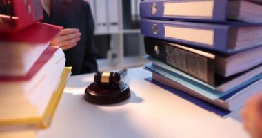 Avukat ve müvekkil arasındaki iyi bir anlaşma üzerine el sıkışma