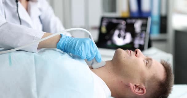 El hombre es examinado para la glándula tiroides en la máquina de ultrasonido en el hospital — Vídeos de Stock