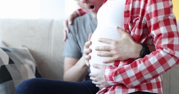 Surpris homme caressant ventre de femme enceinte — Video