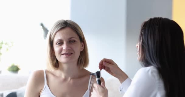 Lékař zkoumá ucho dospělé ženy detailní up — Stock video
