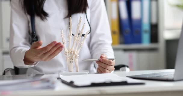 Kirurg visar anatomi skelett av handen närbild — Stockvideo