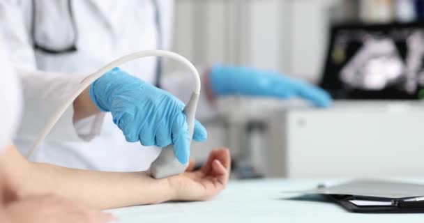 Médico haciendo ultrasonido en el primer plano de la clínica del brazo — Vídeo de stock