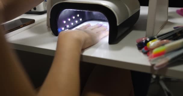 Woman client drying gel polish in light UV lamp closeup 4k ταινία — Αρχείο Βίντεο