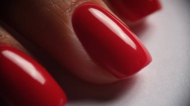 Kadın ellerinde kırmızı parlak manikür.