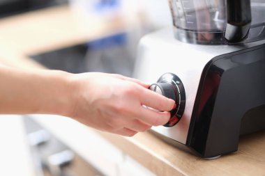 Lezzetli yemek yapmak için blender kullanan kadın.