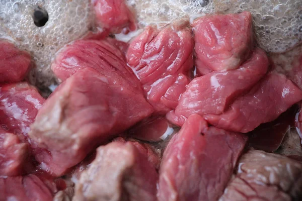 Шматочки свинини смажені на сковороді, традиційні м'ясні страви — стокове фото