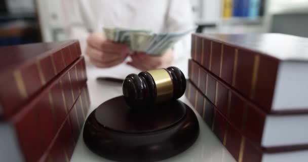 Juiz ou advogado contando notas na frente do martelo do juiz na mesa — Vídeo de Stock