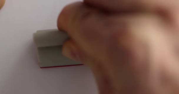 Červená pečeť omicron na bílém pozadí detailní up — Stock video
