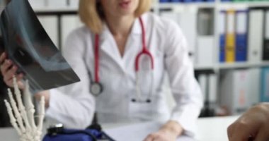 Doktor randevusunda kolu kırık bir hasta röntgenle geldi.