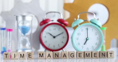 Metin yönetimi alarm saati ve kum saati masanın üzerinde