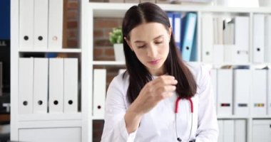 Stres kliniğinde çalışan yorgun kadın doktor