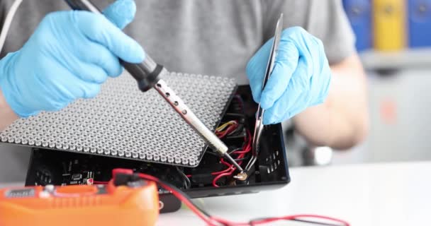 Soldering repair of electronic devices and printed circuit boards — Vídeo de Stock