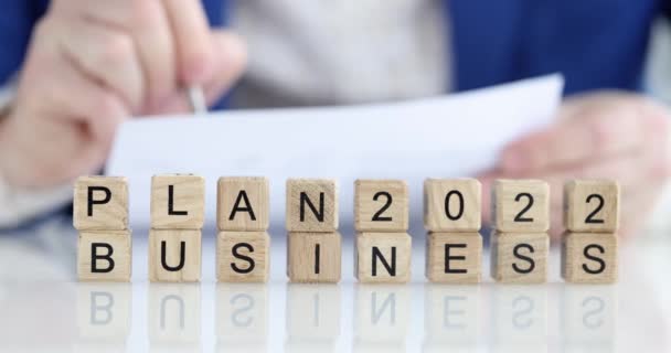 Person makes business plan for 2022 closeup — Wideo stockowe