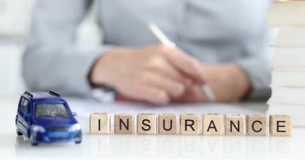 Agente de seguros llena el primer contrato de seguro de coche — Vídeos de Stock