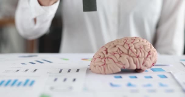 Людина кладе замок на мозок на фінансову діаграму — стокове відео