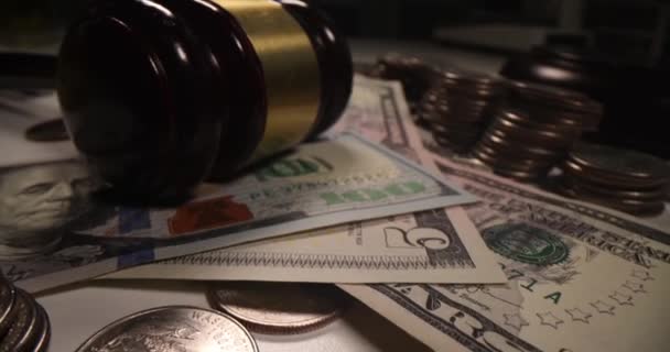 Kontanter dollarsedlar mynt och domare klubba närbild — Stockvideo