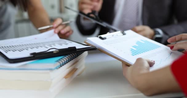 Equipe de negócios está estudando análise financeira em marketing — Vídeo de Stock