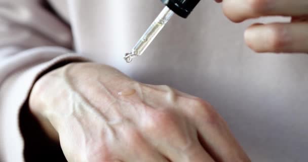 Woman drips oil on skin of hands closeup — Vídeo de Stock