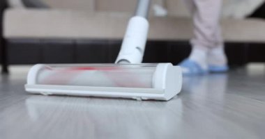Kablosuz elektrik süpürgesi, yerdeki toz ve kiri temizlemek.