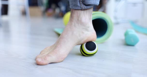Mann macht therapeutische Fußmassage mit Ball — Stockvideo