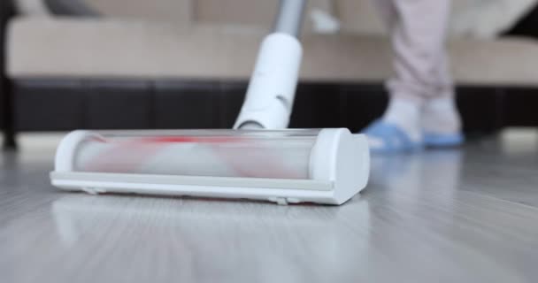 Cordless vacuum cleaner and cleaning dust and dirt on floor — Stockvideo