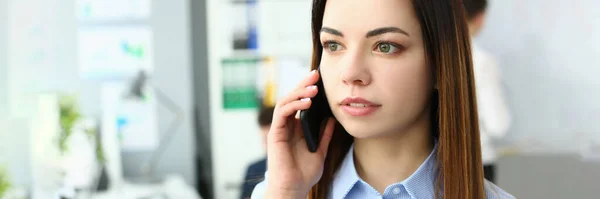 Mujer atractiva con teléfono móvil —  Fotos de Stock