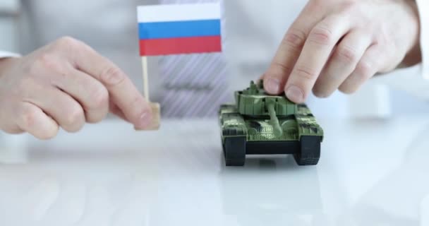 Российский флаг и танковая война Российской Федерации против Украины — стоковое видео