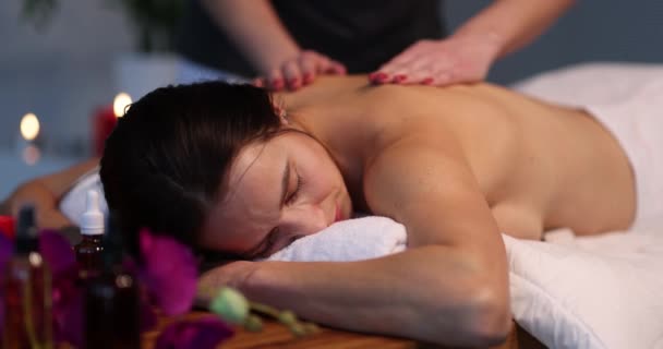 Masajista hace relajante masaje de espalda en el salón de spa — Vídeos de Stock