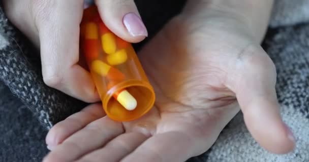 Человек наливает таблетки на руку для лечения крупным планом — стоковое видео