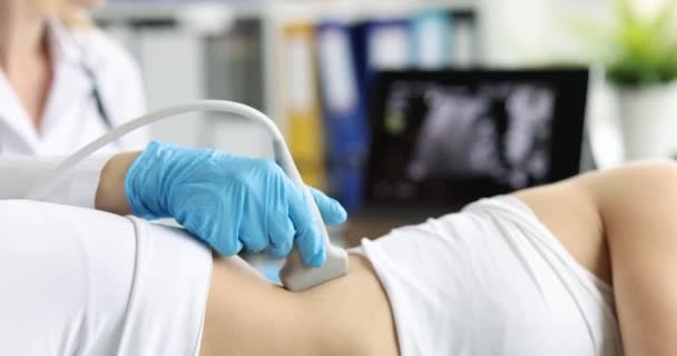 El trabajador médico examina el resultado de la ecografía de los riñones en el monitor — Vídeo de stock