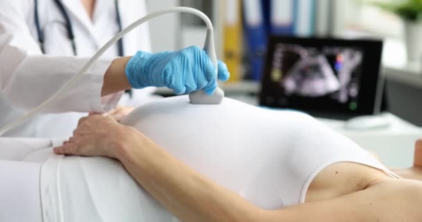 Ultrasound of pregnant woman in gynecologist clinic — Stockvideo