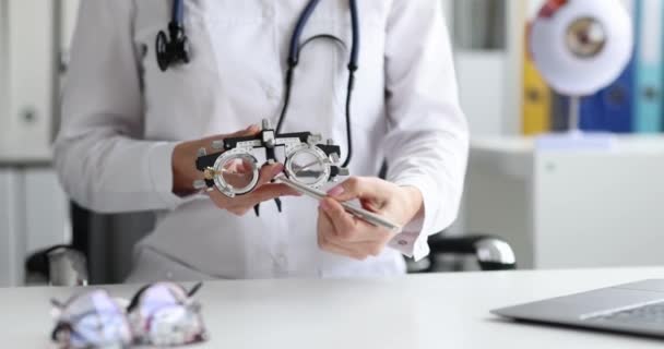 Ophthalmologist shows glasses for selection of lenses in optics — 비디오