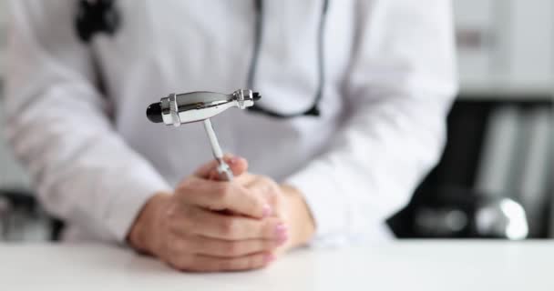 Doctor neurologist with reflex hammer closeup — Vídeo de stock