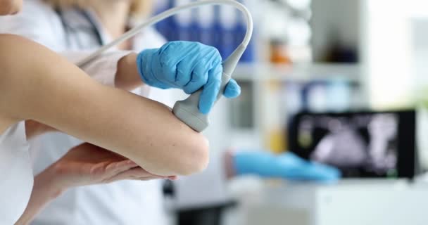 Γιατρός διεξάγει υπερηχογράφημα εξέταση του αγκώνα του ασθενούς στην κλινική closeup — Αρχείο Βίντεο