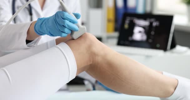 Doctor uses sonography to take sports x-ray of patient knee — Vídeos de Stock