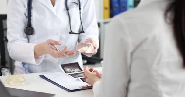 Ασθενείς που εξετάζουν εμφυτεύματα στήθους σιλικόνης κατά τη διάρκεια ραντεβού με πλαστικό χειρουργό — Αρχείο Βίντεο
