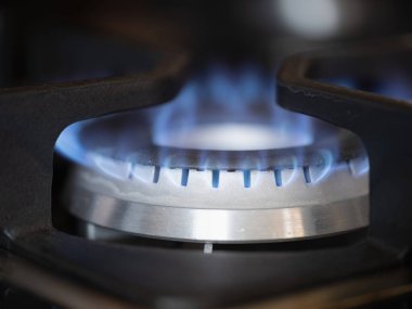 Ocakta gaz ocağı ve evde mavi ateş var.