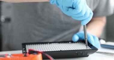 Usta, atölyedeki lambayı tamir ediyor. 4K film, ağır çekim.