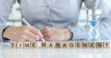 İş kadını ve kum saati kayıt saatinin yanında duruyor. 4K film kapanıyor.