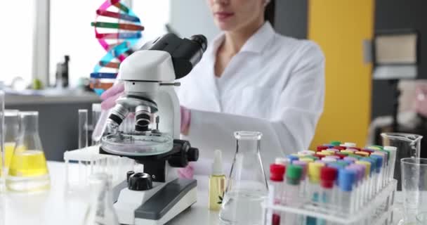 Laboratuvar 4k filminde DNA molekülünün yapısını inceleyen bilim adamı biyolog ağır çekimde — Stok video