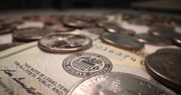 Veel munten en dollarbiljetten close-up 4k film slow motion — Stockvideo