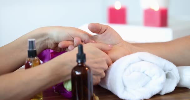 Esthéticienne faisant massage des mains dans un salon de beauté gros plan film 4k ralenti — Video