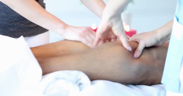 Masseuses doing foot massage to client in beauty salon closeup 4k movie — Vídeo de stock