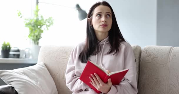 Mladá žena psaní smutné básně doma 4k film — Stock video