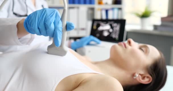 Läkare gör ultraljudsundersökning av bröst patient på klinik 4k film slow motion — Stockvideo