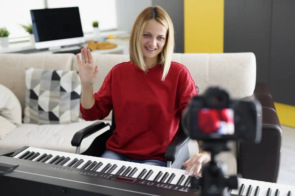 Γυναίκα με ειδικές ανάγκες σε αναπηρική καρέκλα παίζει πιάνο στην κάμερα, ταλαντούχος πιανίστας παρουσιάσει την τέχνη της για τα μέσα κοινωνικής δικτύωσης — Φωτογραφία Αρχείου