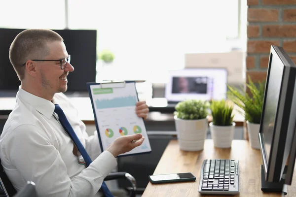 Empresário apresentando relatório financeiro on-line para colega, secretário de meia-idade inteligente em terno — Fotografia de Stock