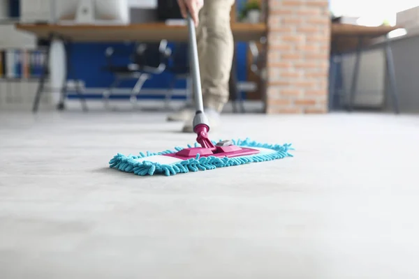 Протирання підлоги пухнастим мопедом, домашня робота, прибирання домогосподарки вдома — стокове фото