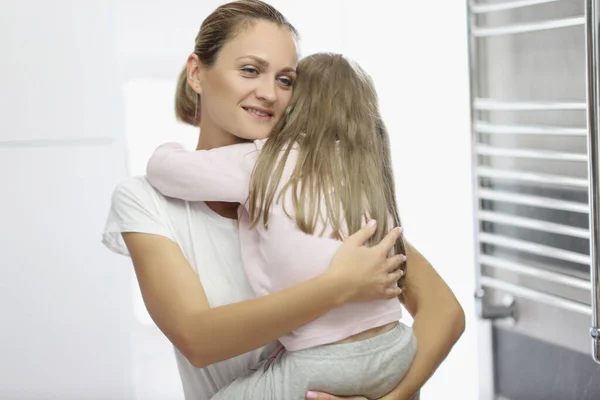 Mother and daughter hugging, mother comfort daughter in arms —  Fotos de Stock